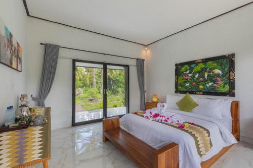 Radjes Bungalow Nusa Penida في نوسا بينيدا: غرفة نوم بسرير ونافذة كبيرة