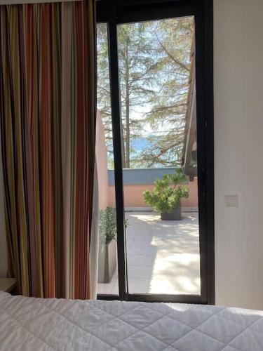 une chambre avec un lit et une porte coulissante en verre dans l'établissement Cannes appt 4 pers/4 F Renoir, à Cannes