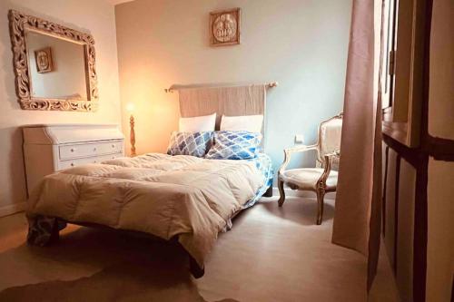 une chambre avec un lit avec un miroir et une chaise dans l'établissement Super T3 centre historique près halles, à Bayonne