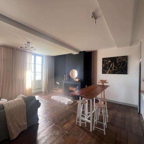 un salon avec une table et un canapé dans l'établissement Super T3 centre historique près halles, à Bayonne