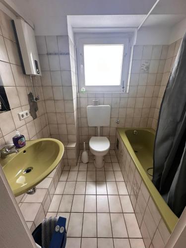 ein Badezimmer mit einem Waschbecken, einem WC und einer Badewanne in der Unterkunft Domum 7 Ferien- Monteurapartments inkl Wlan und Waschmaschine in Kamen in Kamen
