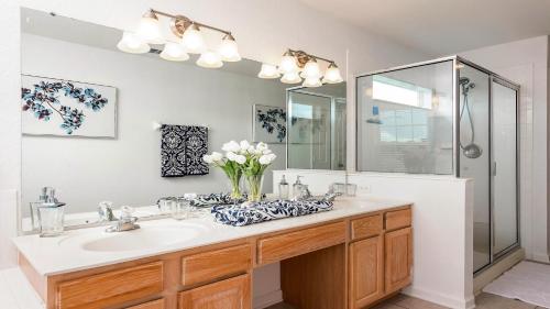een badkamer met een wastafel en een spiegel bij Top Villas - Windsor Hills Resort 998 in Orlando