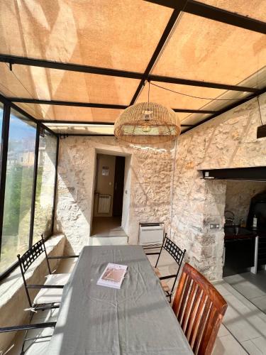 une salle à manger avec une table et quelques chaises dans l'établissement Appartement Typique in Provencal village Menerbes, à Ménerbes