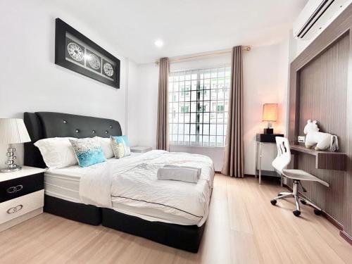 1 dormitorio con cama, escritorio y silla en Jeff & Ricky Homestay108 @Satria Residence, en Kuching