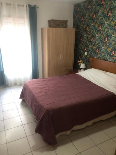 Un dormitorio con una cama con una manta roja. en Praia da rocha, en Portimão