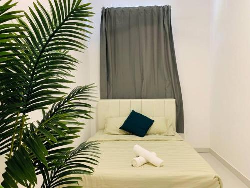 邊佳蘭的住宿－30pax Desaru Pengerang Home，床上有两条白色毛巾