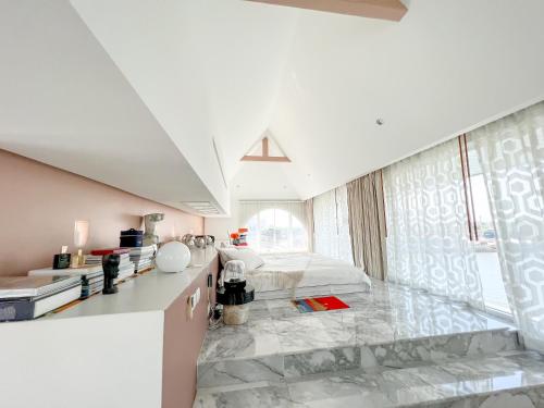 Η κουζίνα ή μικρή κουζίνα στο casapapa homeandspace