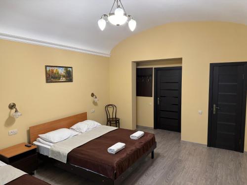 Postel nebo postele na pokoji v ubytování TsisaR Bankir Hotel