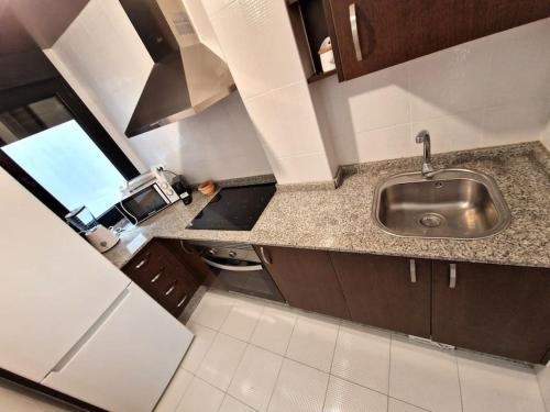 uma vista superior de uma cozinha com um lavatório em Apartamento Playa Foz em Foz
