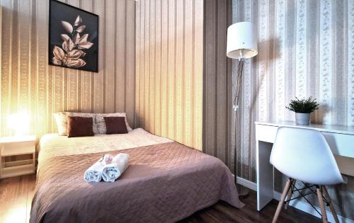 Una pequeña habitación con una cama con una muñeca. en Apartament Peowiaków Gold, en Lublin