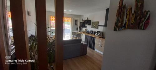 Cette chambre dispose d'un couloir, d'une cuisine et d'une porte. dans l'établissement Logement entier 40m2 Mar Vivo, à La Seyne-sur-Mer