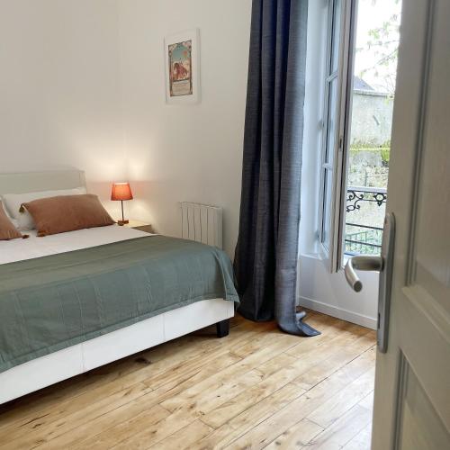 une chambre avec un lit et une fenêtre dans l'établissement Maison Le Clos des Cerfs by La Boîte En Plus, à Senlis