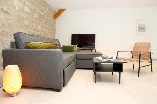 TV a/nebo společenská místnost v ubytování Maison Le Clos des Cerfs by La Boîte En Plus