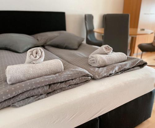 Una cama con toallas encima. en ZV-Scholtz Burghausen, Haydnstr.11 AP-3, en Burghausen