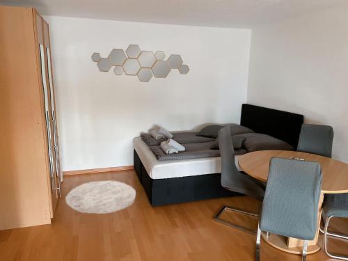 Habitación con cama y mesa con sillas. en ZV-Scholtz Burghausen, Haydnstr.11 AP-3, en Burghausen