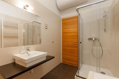 Art Deco Apartment 3 Bedroom, 3 Bathroom, Balcony 1056 Budapest, Szerb utca 17 kép - 3