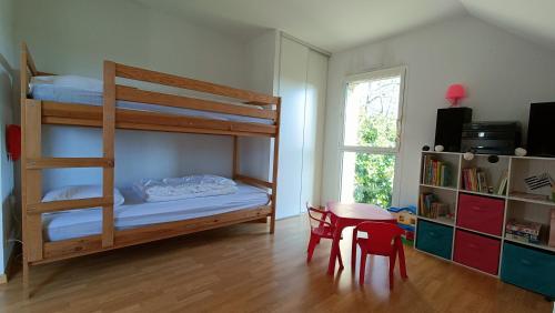 Двуетажно легло или двуетажни легла в стая в Ref 089 Maison standing avec jardin et internet pour dix