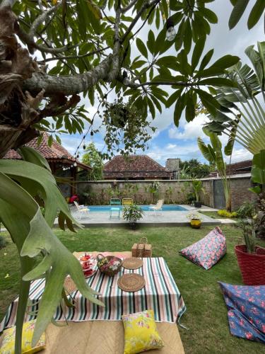 日惹的住宿－Summergrass B&B，后院设有野餐桌和游泳池