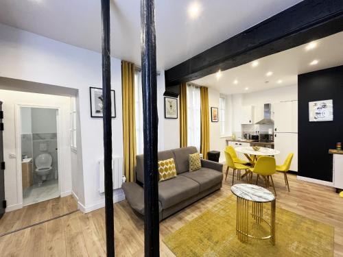 un salon avec un canapé et une table dans l'établissement Urban Flat 157 - Coco Chanel Flat in Montorgueil, à Paris