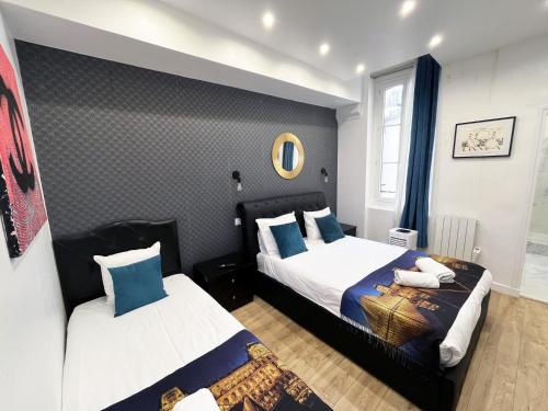 - deux lits dans une chambre bleue et blanche dans l'établissement Urban Flat 157 - Coco Chanel Flat in Montorgueil, à Paris