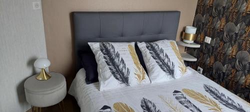Un dormitorio con una cama con cabecero azul. en LE PANORAMIQUE, en Toulouse
