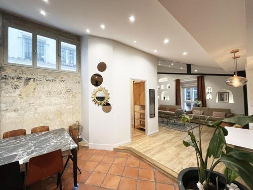 un salon avec une table et une salle à manger dans l'établissement Urban Flat 161 - Sublime 4BDR Luxury Flat in Paris, à Paris