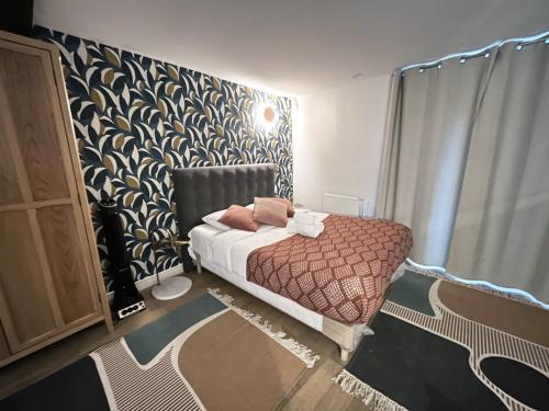 une chambre avec un lit et un mur dans l'établissement Urban Flat 161 - Sublime 4BDR Luxury Flat in Paris, à Paris