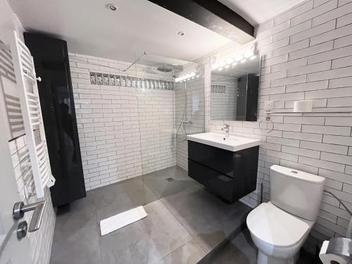 une salle de bain blanche avec des toilettes et un lavabo dans l'établissement Urban Flat 161 - Sublime 4BDR Luxury Flat in Paris, à Paris
