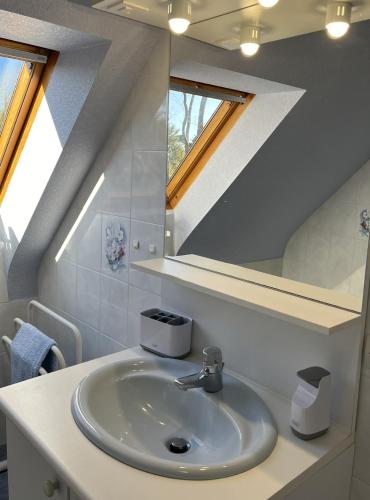 une salle de bain avec un lavabo et un miroir dans l'établissement Belle Maison Bretonne Trébeurden - Ty Kerel, à Trébeurden