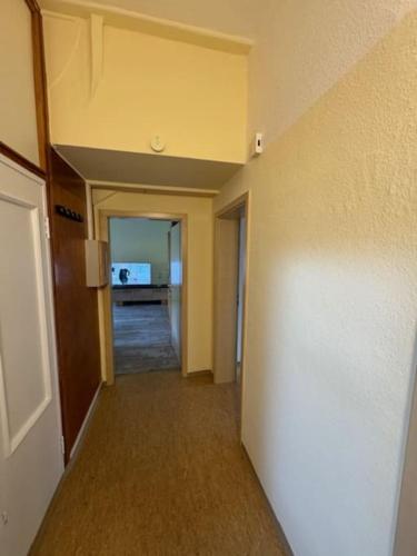 an empty hallway with a hallway leading to a room at Schöne Wohnung mit Erker in Gieleroth