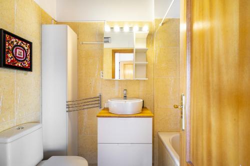 Un baño pequeño con lavabo e inodoro. en Lisbon Riverview Apartment by Premium Lisbon Stays, en Lisboa
