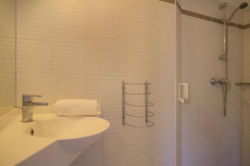 A bathroom at The Originals City, Hotel Novella Confort, Nantes Est