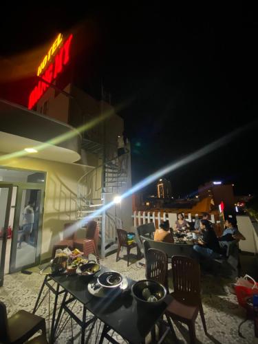um grupo de pessoas sentadas num pátio à noite em Hotel Hoàng My Phú Yên em Liên Trì (3)