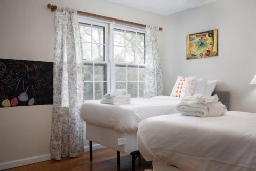 Tempat tidur dalam kamar di Forest Hills Fresh-Centrally Located, Pets, Wifi