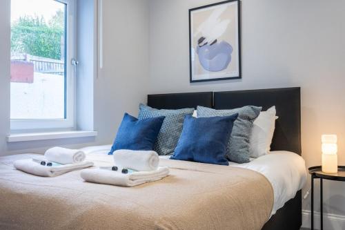 Llit o llits en una habitació de Brynglas House by Tŷ SA