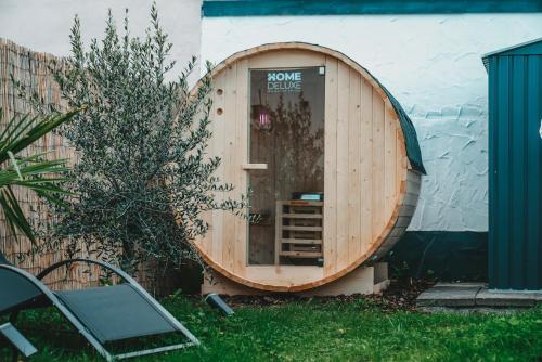 una sauna de madera en el patio trasero de una casa en MODERNHOUSE KO26, en Coblenza