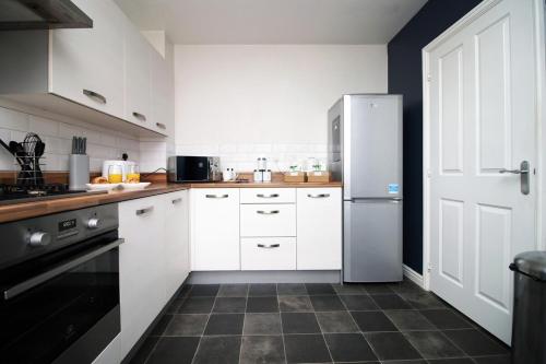 Kuchyň nebo kuchyňský kout v ubytování Buxton Way by Tŷ SA - 3 bedroom house