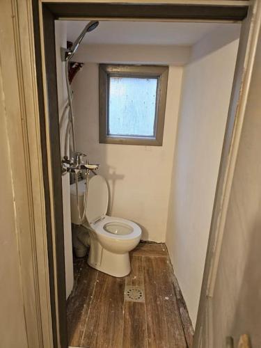 Elle comprend une petite salle de bains pourvue de toilettes et d'une fenêtre. dans l'établissement studio individuel et priver, à Bruxelles
