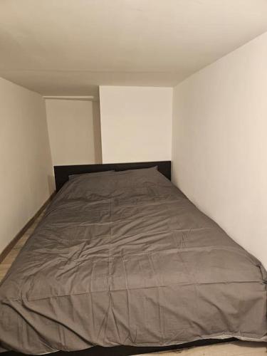 - une chambre avec un lit dans l'angle dans l'établissement studio individuel et priver, à Bruxelles