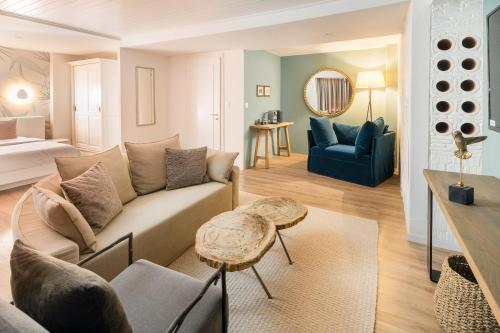 a living room with a couch and a bed at Strandhotel Schmerikon in Schmerikon