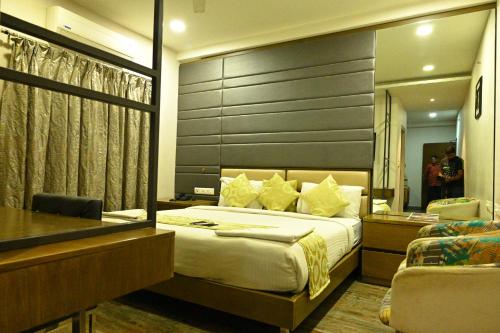 sypialnia z łóżkiem, biurkiem i lustrem w obiekcie HOTEL ROYAL PARK w mieście Nellur