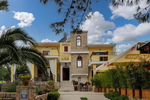 Gallery image of Hablando apartments-70m from the sea in Pridraga