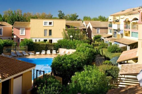 Blick auf ein Resort mit Pool in der Unterkunft APPT 2 PCES MEZ 46m2 + TERRASSE 7m2 REF 4018 in Le Castellas