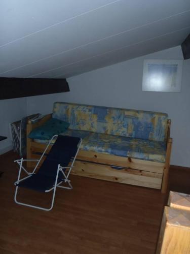 un canapé dans une pièce avec une chaise dans l'établissement APPT 2 PCES MEZ 46m2 + TERRASSE 7m2 REF 4018, à Le Castellas