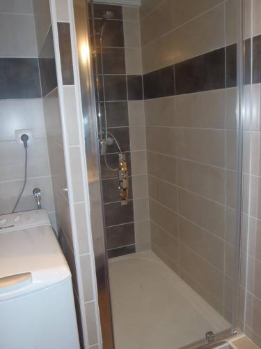 une douche avec une porte vitrée dans une salle de bain dans l'établissement APPT 2 PCES MEZ 46m2 + TERRASSE 7m2 REF 4018, à Le Castellas