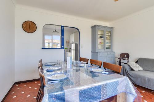 une salle à manger avec une table et des chaises en verre dans l'établissement 350 m de la plage - Appart avec grande terrasse, à Sion-sur-lʼOcéan