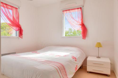 Ένα ή περισσότερα κρεβάτια σε δωμάτιο στο Proche plages et commerces, appartement pour 4