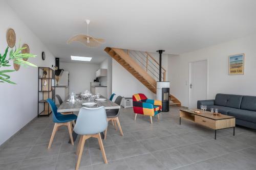 un salon avec un canapé et une table dans l'établissement Maison récente à Pornic 500m de la plage pour 5, à Pornic