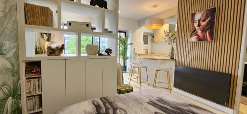 une chambre avec un lit et une cuisine avec un comptoir dans l'établissement Adam & Eve, à Paladru