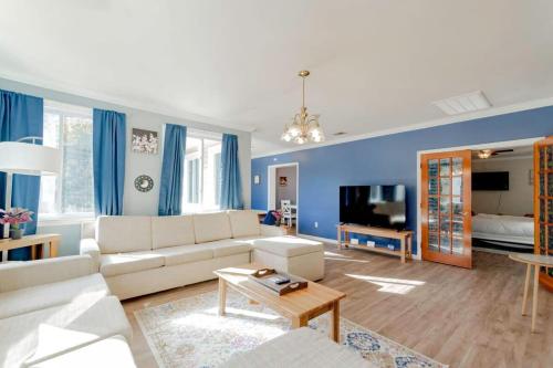 a living room with a white couch and blue walls at Sweet Retreat-- Mins to Columbia in Columbia